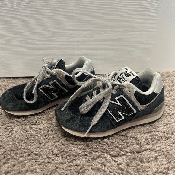 Little boy new balance shoes - Picture 2 of 5